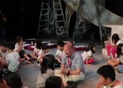丹麥國(guó)際兒童戲劇節(jié)首席執(zhí)行官亨利·科勒看完演出后與孩子們交流