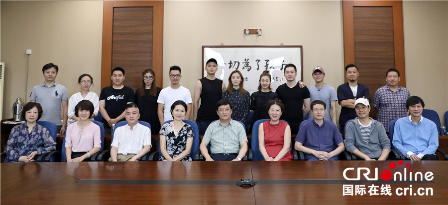 圖片默認(rèn)標(biāo)題_fororder_中國兒藝《小蝴蝶的媽媽在哪里？》劇組合影