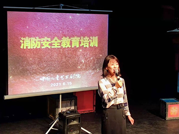 趙寒冰副院長對此次教育活動進(jìn)行了講評.jpg