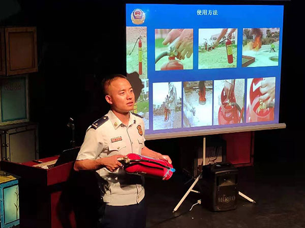 東城區(qū)消防救援支隊王府井消防站李重慶副站長給大家培訓(xùn).jpg