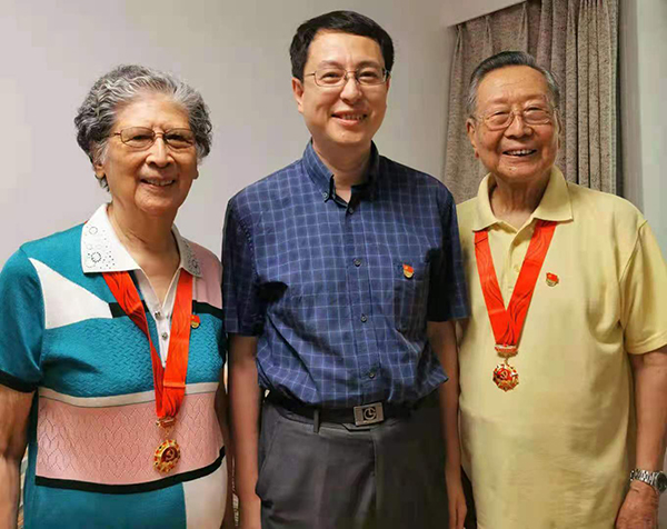 黨委書記楊帆為肖芊和華文同志頒發(fā)紀念章.jpg