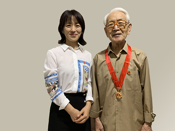 副院長趙寒冰為李吉明同志頒發(fā)紀念章.jpg