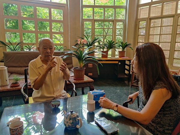 圖二（馮俐院長看望老藝術家王鐵成同志）.jpg
