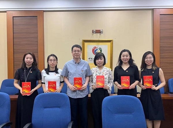 現(xiàn)場頒發(fā)政治生日賀卡.jpg