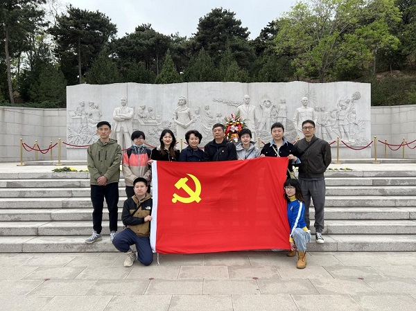 影視離退藝校黨支部黨員和入黨積極分子合影.jpg