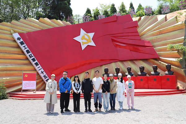 創(chuàng)作團(tuán)隊(duì)參觀紅二十五軍紀(jì)念館.png
