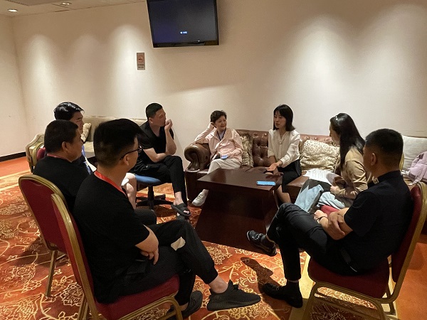 團組臨時黨支部全體黨員在澳門金山劇場演員休息室開展學習交流.jpg