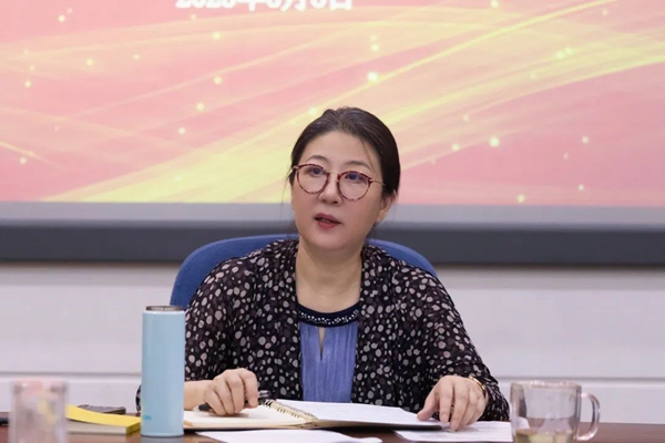 中國兒藝院長馮俐主持會(huì)議.jpg