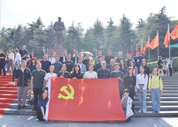 學(xué)員們在毛澤東同志銅像廣場前合影.jpg