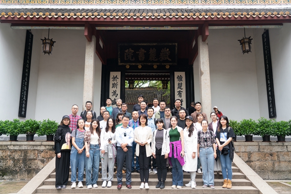 學(xué)員們在岳麓書院門前合影.jpg
