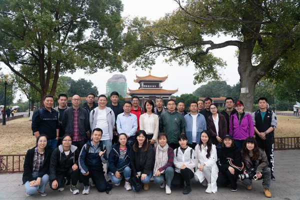 學(xué)員們在橘子洲頭合影.jpg
